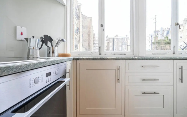 Beautiful Belgravia Apartment by Underthedoormat