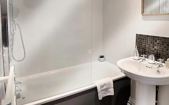 Ascot - Immaculate 2 bed House with parking