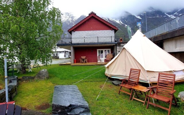 Eidfjord Riverside Apartments & Glamping