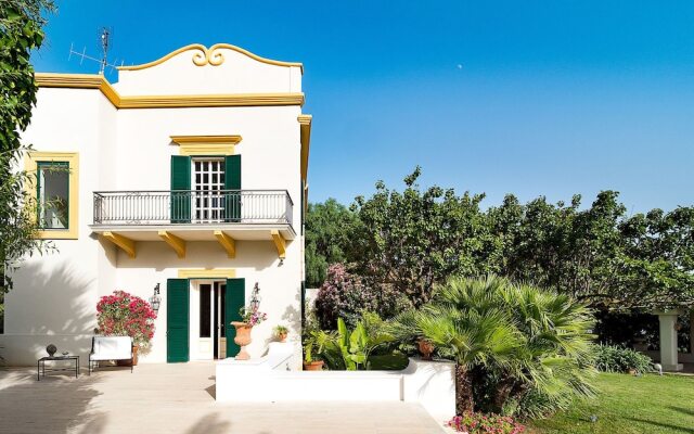 Elegant Villa With Swimming Pool and Garden, in a Quiet Area Close by Salemi