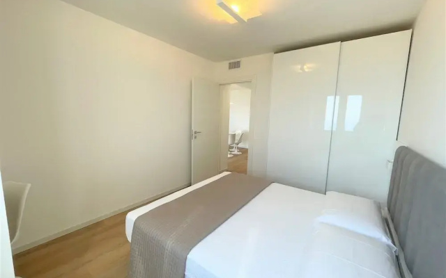 Modern Seafront Flat With Stunning Views