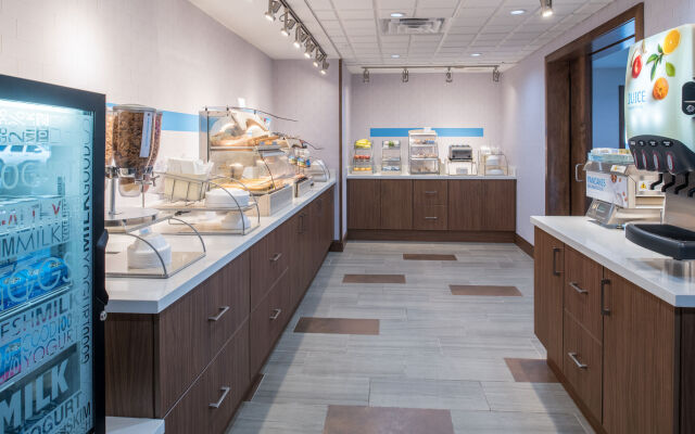 Holiday Inn Express Hotel & Suites Bismarck by IHG