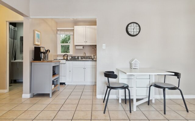 Hollywood Gem 1 Bedroom Apts by RedAwning