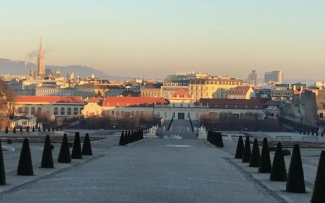 Vibrant Red Apartment I contactless Check-In