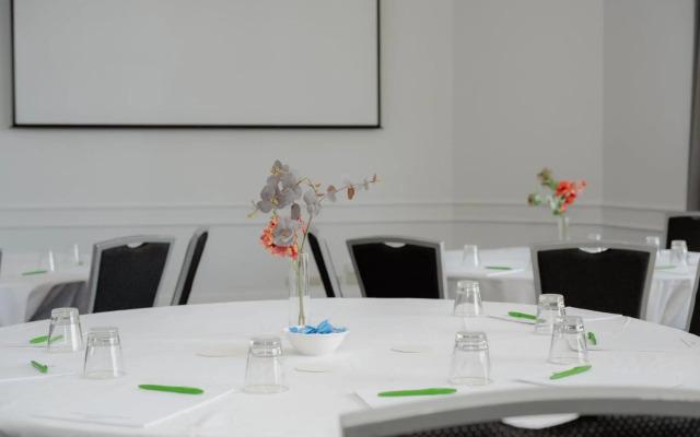 Holiday Inn Sydney Potts Point by IHG