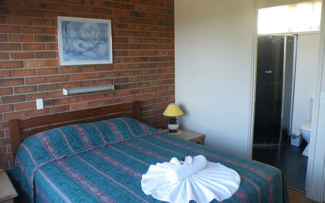 Pacific Heights Holiday Apartments and Munn’s Tower House