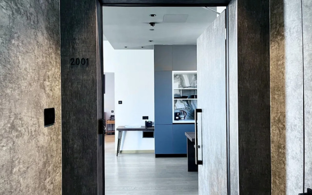 128 LIM - 2001 Stay Only Tower Suite