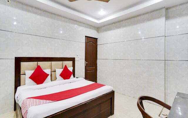 OYO 71043 Hotel Kingsman