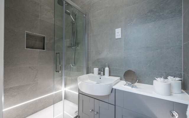 Impeccable 2-bed Apartment in Camberley