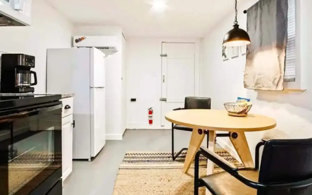 Rustic Gem 5min-asian District Full Kitchen
