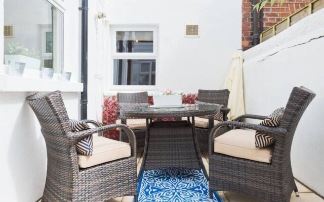 2 Bedroom Apartment By The River