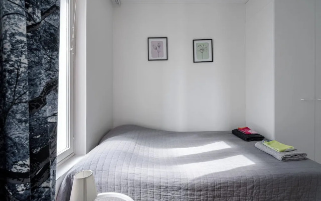 Spacious 2BR Apt - Lake View & Sauna