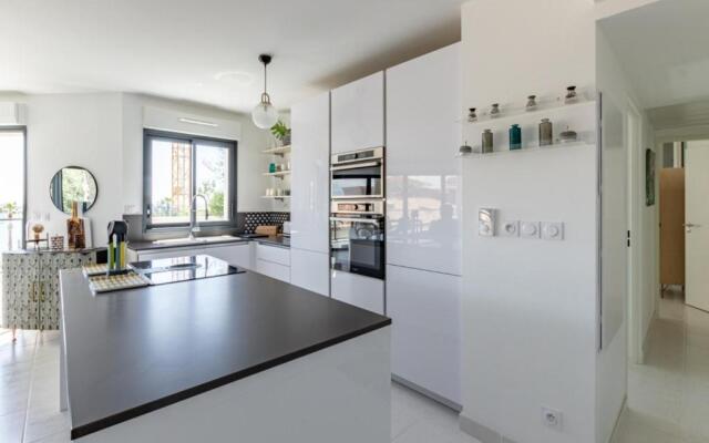 Modern apt with BALCONY at 1mn walk from the BEACH