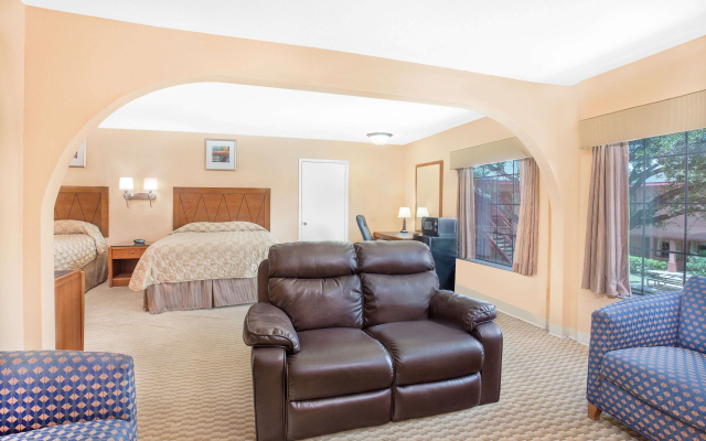 Super 8 By Wyndham Plainview