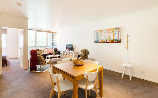 NAOMI, 2BDR South Melbourne Apartment