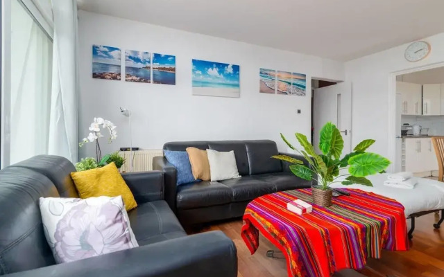 Amazing 2 Bedroom Flat in East London, Fits 5