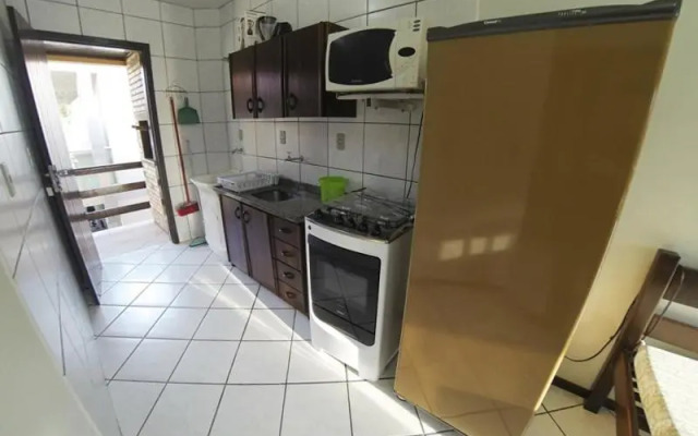 Ap 7 pessoas-1 quadra do mar, na avenida de Bombas