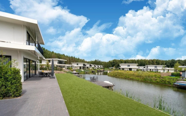16p Spacious Villa on the Water in Zeewolde