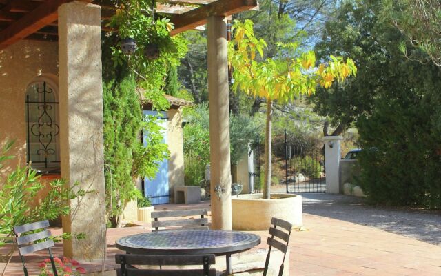 Child-friendly Holiday Home in Esparron-de-verdon