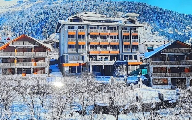 Goroomgo White Stone Manali