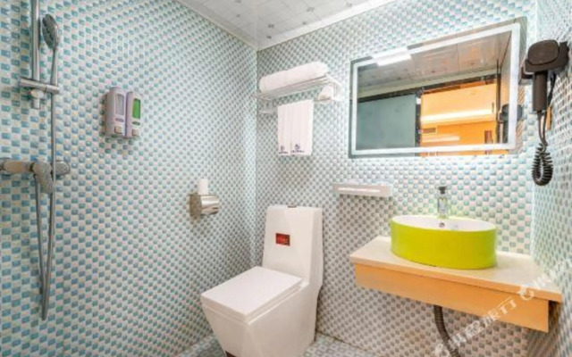 Qingman Light Luxury Hotel (Linping Qiosi Subway Station)