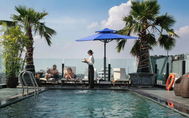 May de Ville Crown Hotel