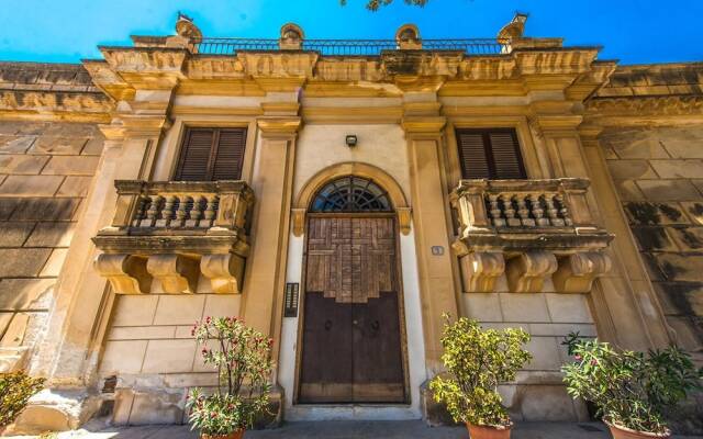 Amazing Sea View in Historic Building in Downtown