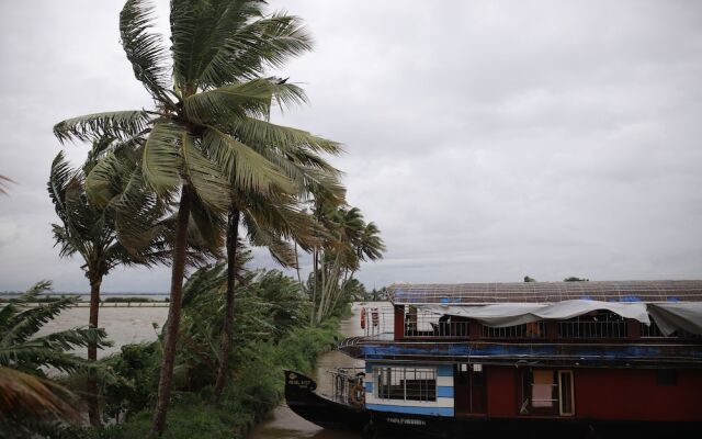 Sreekrishna Houseboat