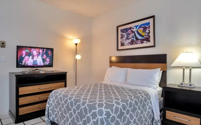 Amazing 1br apartment with pool, Hallandale Beach!