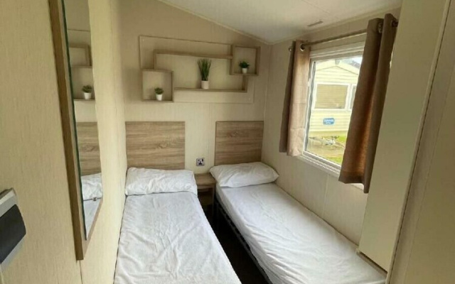 Broadland Sands - Holiday Accommodation 21136