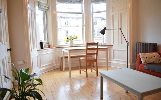 Bright 2 Bedroom Apartment in Edinburgh