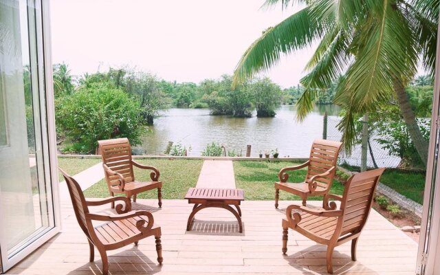 Cormorant Lake Side