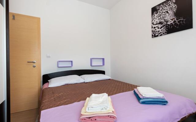 Simplistic Apartment in Neviđane near Sea