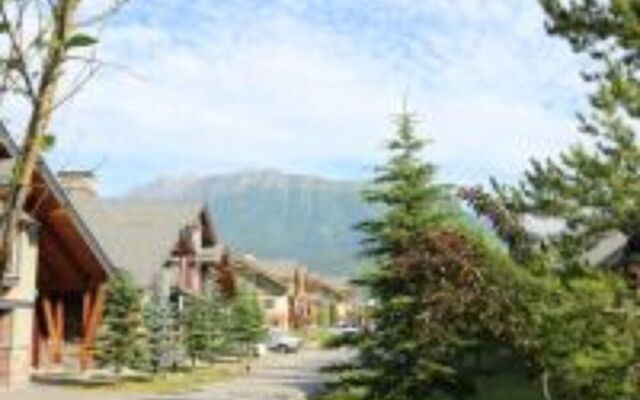 Pinnacle Ridge Chalets by Fernie Lodging Co