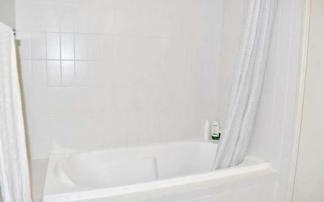 Convenient City Apartment with Pool Gym and Tennis Court