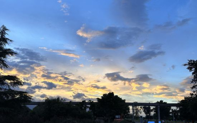 Huaqin · Bali Retreat Wild Luxury Courtyard | 1‑Min Walk to Erhai Lake (Cai Village)