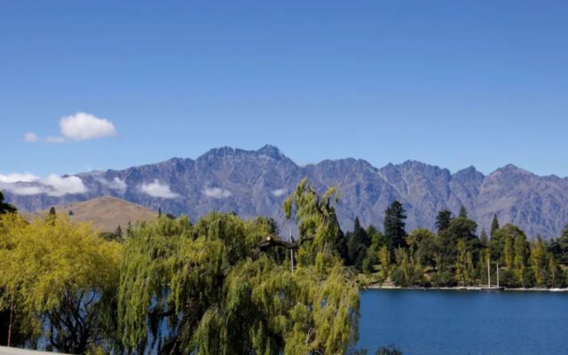 Queenstown House Lakeside Apartments