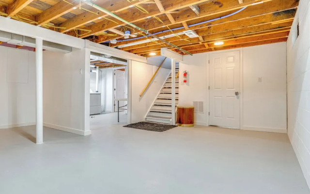 Walk to Speedway & Hall of Fame: Indianapolis Home