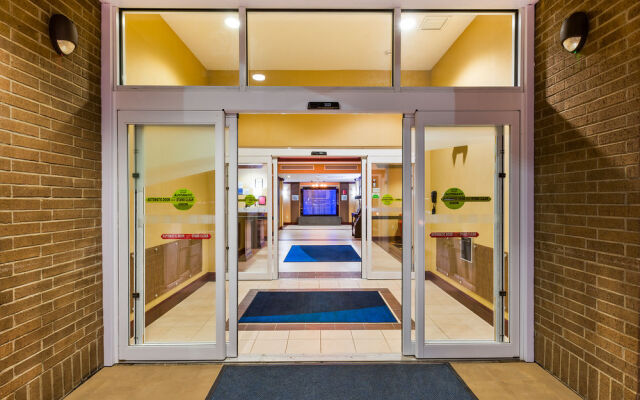 Holiday Inn Express Hotel & Suites Salina