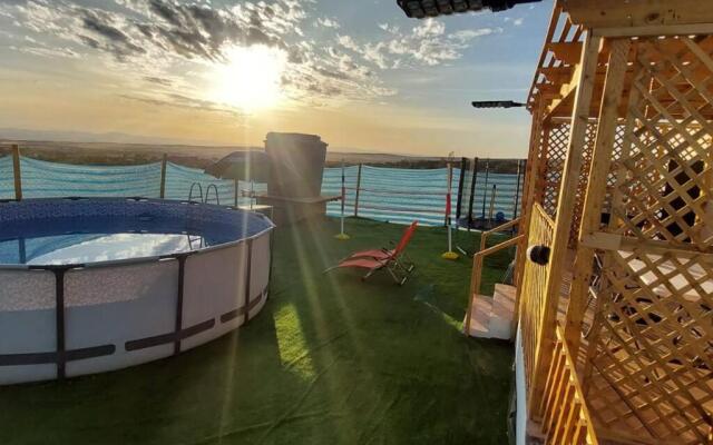 Cabaña con piscina, vista al Oasís de Pica.