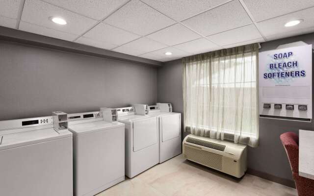 La Quinta Inn & Suites by Wyndham Knoxville Papermill