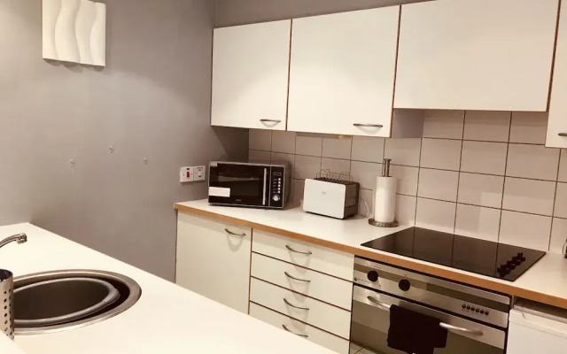 2 Bedroom Luxe Dockland Apartment with Parking