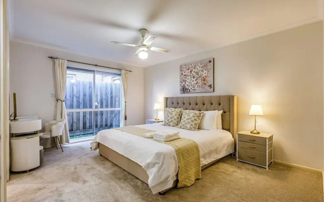 StayAU 4BR Lakeside Retreat in Seabrook