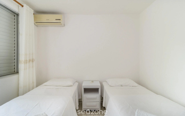 Apto com sacada a 100m da praia - Ingleses EAB203