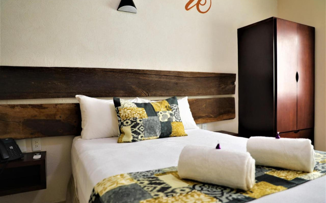 12 Bees Hotel