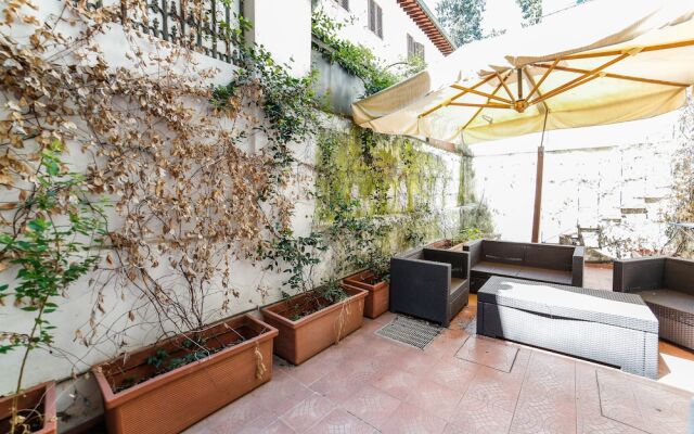 Traditional apt Close to The Duomo - private yard!