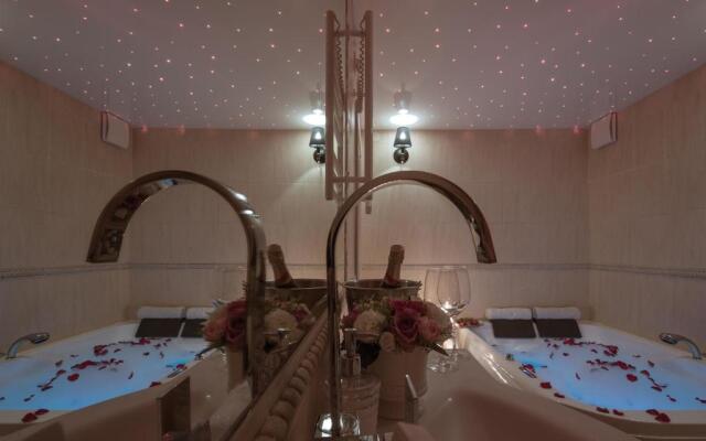 Deluxe Jacuzzi Apartment