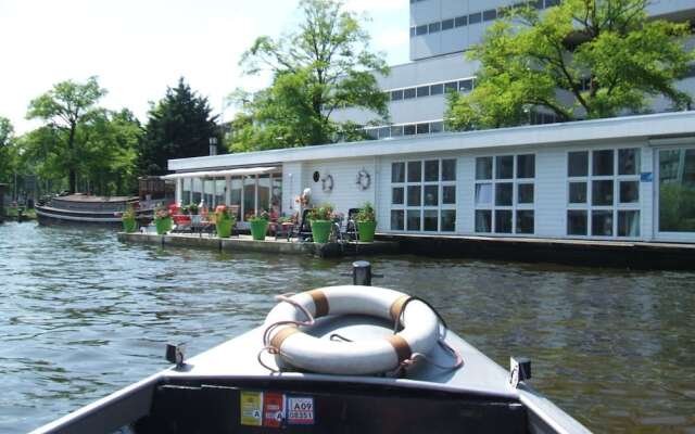 A Bed & Breakfast on a Splendid Houseboat