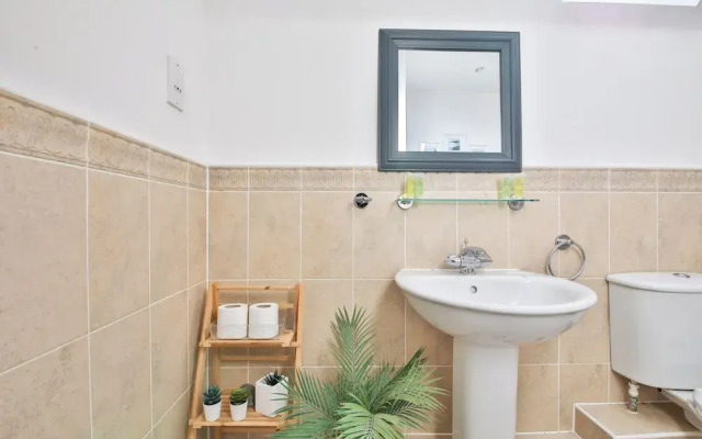 2 Bed House Near Beach with Free Parking