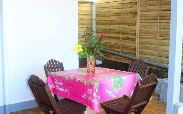 House with One Bedroom in Petite Île, with Wonderful Sea View, Furnished Garden And Wifi - 2 Km From the Beach